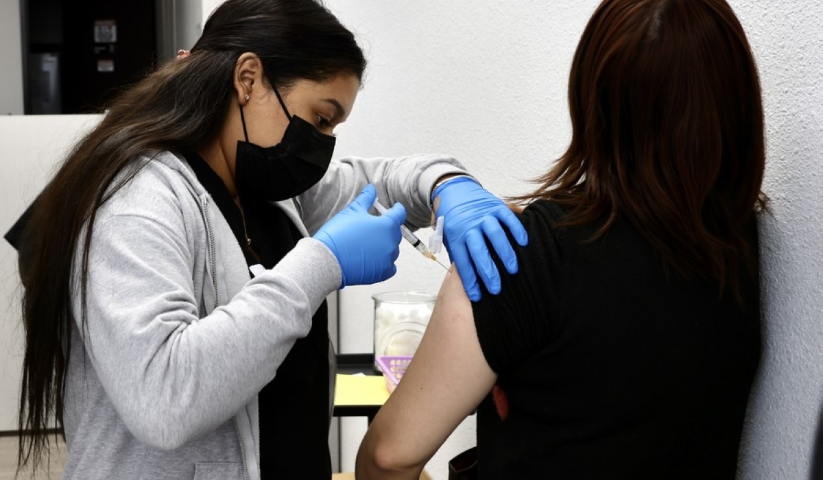 A medical worker administers a dose of flu vaccine to a recipient at a medical center in Rosemead, California, the United States, on Dec. 10, 2022. (Xinhua)