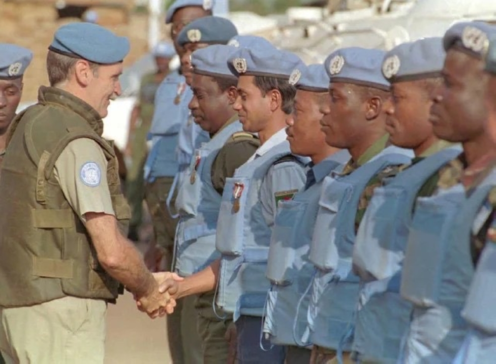 Major General Romeo Dallaire Commander of the United Nations Assistance Mission for Rwanda (UNAMIR), meets with some peacekeepers in 1994. Internet.