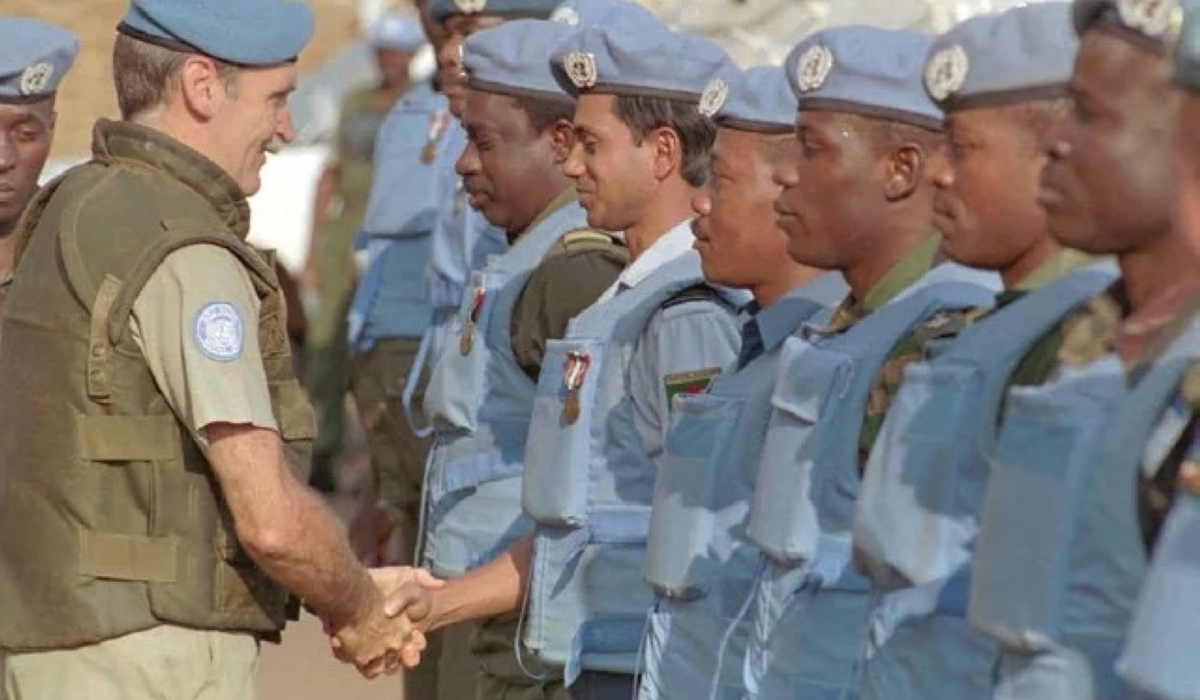 Major General Romeo Dallaire Commander of the United Nations Assistance Mission for Rwanda (UNAMIR), meets with some peacekeepers in 1994. Internet.
