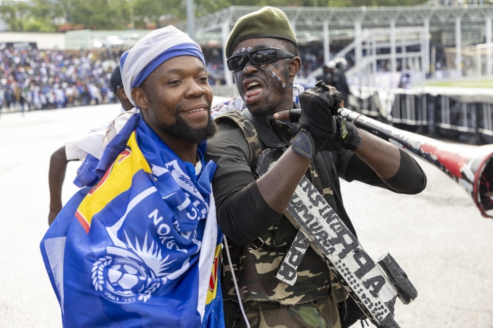 Two rival fans exchange enthusiastic mood during a past derby between Rayon Sports and APR FC. The two sides resume rivalry on Saturday, March 9, at Kigali Pele Stadium-courtesy