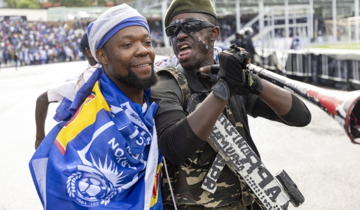 Two rival fans exchange enthusiastic mood during a past derby between Rayon Sports and APR FC. The two sides resume rivalry on Saturday, March 9, at Kigali Pele Stadium-courtesy