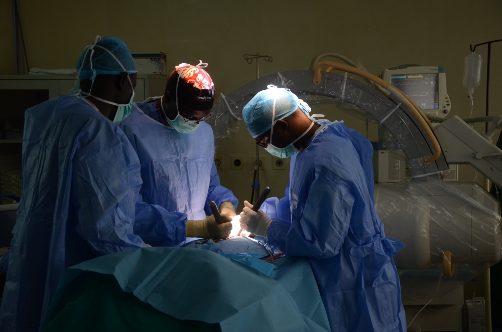 Doctors conduct an operation. Large-scale electrification of rural health facilities in sub-Saharan countries is key to boosting Africa&#039;s ability to cope with disease outbreaks. PHOTO BY SAM NGENDAHIMANA