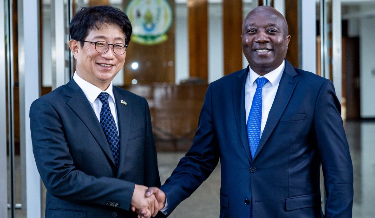 Prime Minister Edouard Ngirente meets with Sangwoo Park, the Minister of Land, Infrastructure and Transport of the Republic of Korea, and his delegation, on April 12. Courtesy