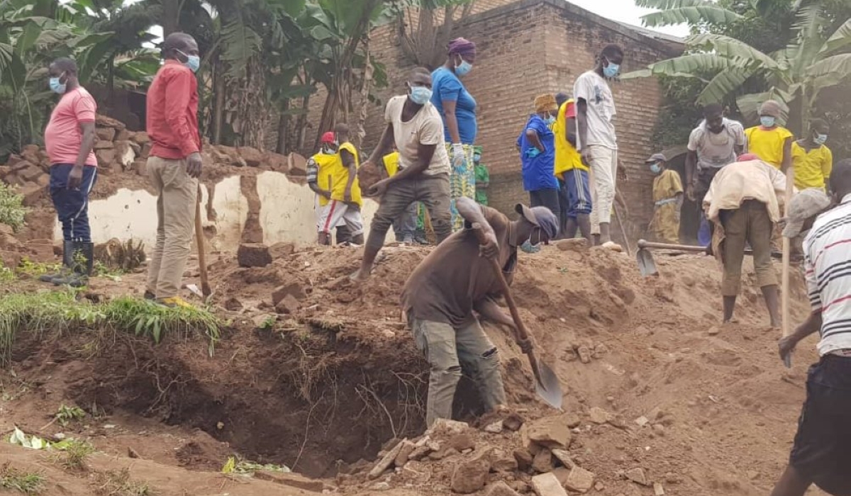 People exhuming remains of victims of the Genocide against the Tutsi dicovered in Ngoma Sector in Huye. The Genocide victims’ bodies will get a decent burial on April 30 in Ngoma Genocide memorial. File