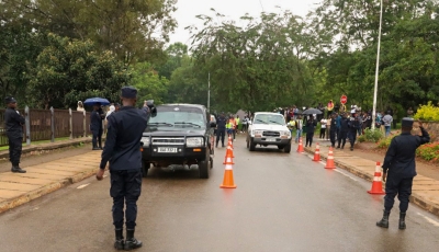 Traffic police officers invigilate a driving test exam in Kigali. Following a cabinet meeting on Thursday, April 25, Rwandans could soon do driving tests using automatic transmission vehicles. File