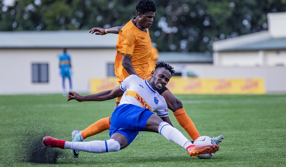 Rayon Sports winger Arsene Tuyisenge vies for the ball against Bugesera FC attacking midfielder Faruk Ruhinda during a 0-1 match at Kigali Pele stadium. Photo by Emmanuel Dushimimana