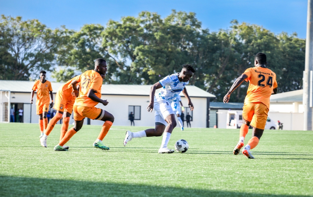 The second half started with both teams trying to maintain position with interposition passes.