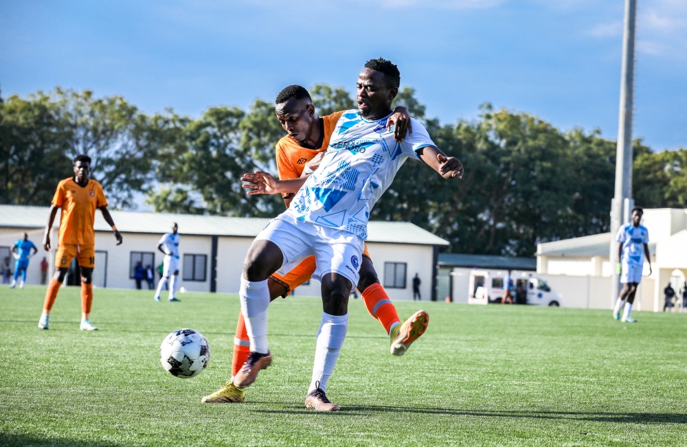 Muhadjili Hakizimana wins the ball against Bugesera FC player