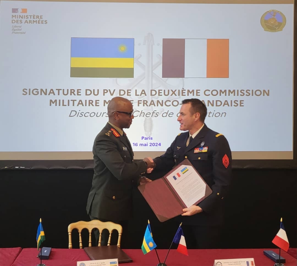 Brig Gen Patrick Karuretwa, the head of RDF’s international military cooperation department, and Brig Gen Fabien Kuzniak, the head of the French military’s southern bilateral cooperation department, exchange documents, in Paris, on May 16. Their respective delegations agreed on a new roadmap that will guide bilateral cooperation between the two nations until 2025.