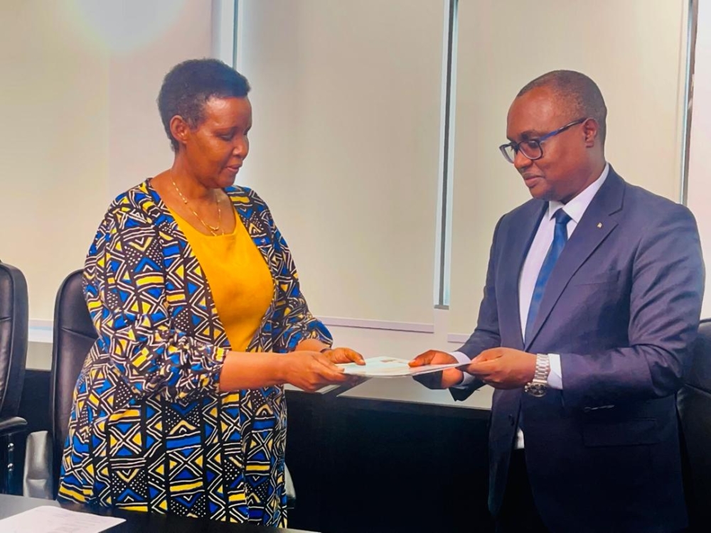 Social Democratic Party (PSD) Secretary-General Jean-Chrysostome Ngabitsinze submitting the list of his party’s candidates to National Electoral Commission (NEC) Chairperson Oda Gasinzigwa, on Monday, May 20. Photos by Emmanuel Ntirenganya.