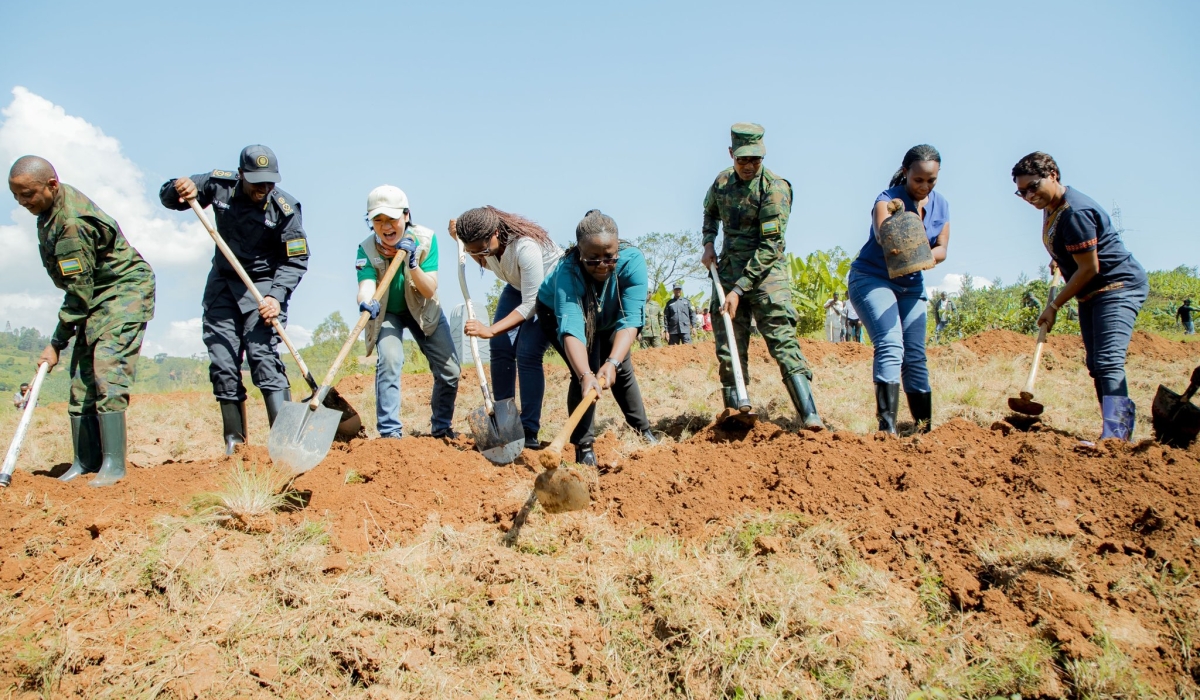 Minister for Environment, Jeanne d&#039;Arc Mujawamariya with officials  during Umuganda community work at Nyabikono, where the Mwogo and Mbirurume rivers meet to form the Nyabarongo River  on Saturday, May 25.
