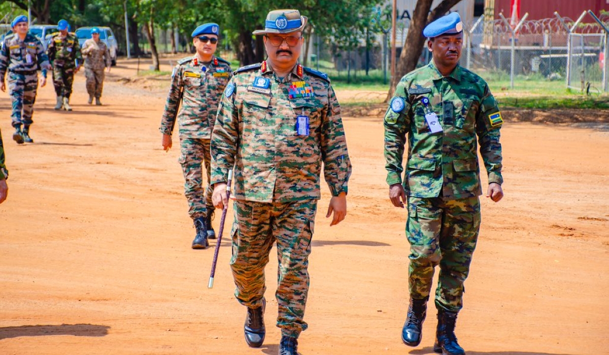 Rwanbatt-1 Contingent Commander Lt Col Emmanuel Ntwali welcomed the Force Commander of the United Nations Mission in South Sudan (UNMISS), Lt Gen Mohan Subramanian, on Wednesday, June 26, and briefed him on the current security situation and operations conducted in the Rwandan troops’ area of responsibility.