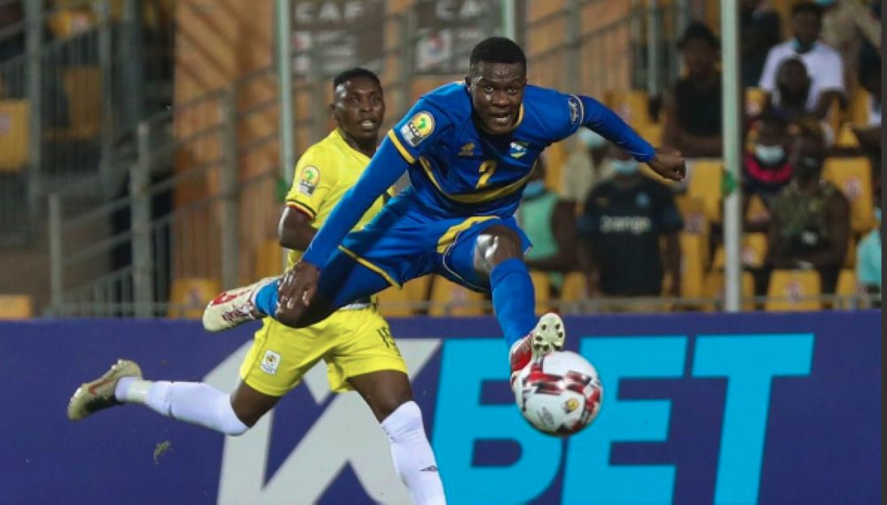 Imanishimwe playing for Amavubi against Uganda in a previous match.