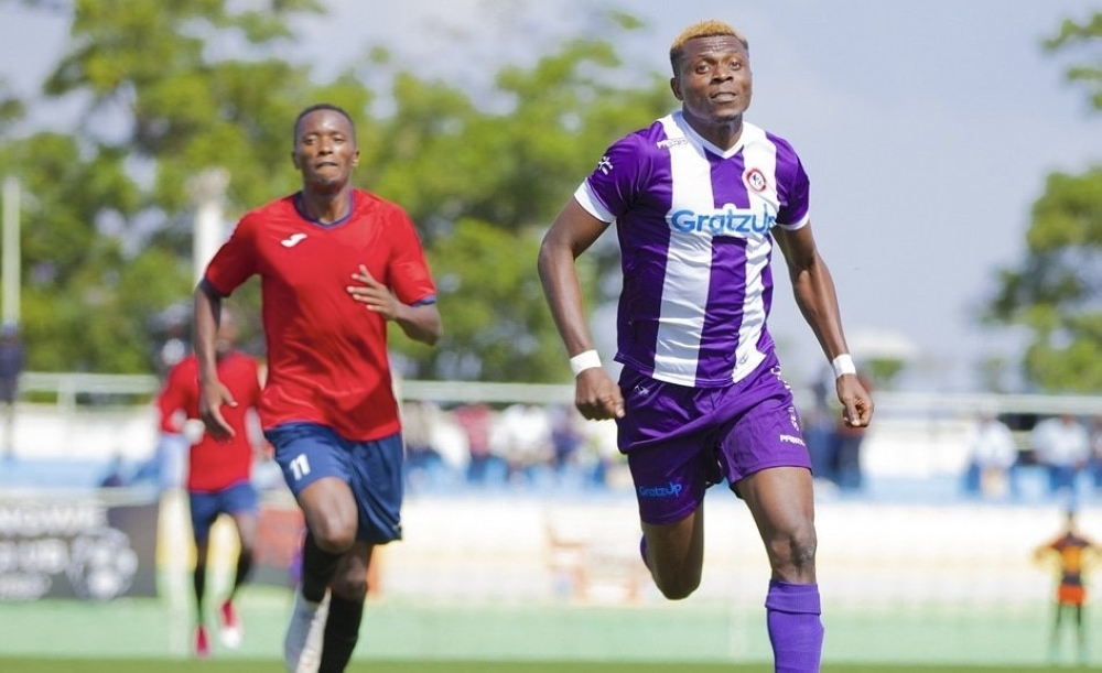 Experienced Nigerian striker Samson Babua is on his way to Muhazi United.