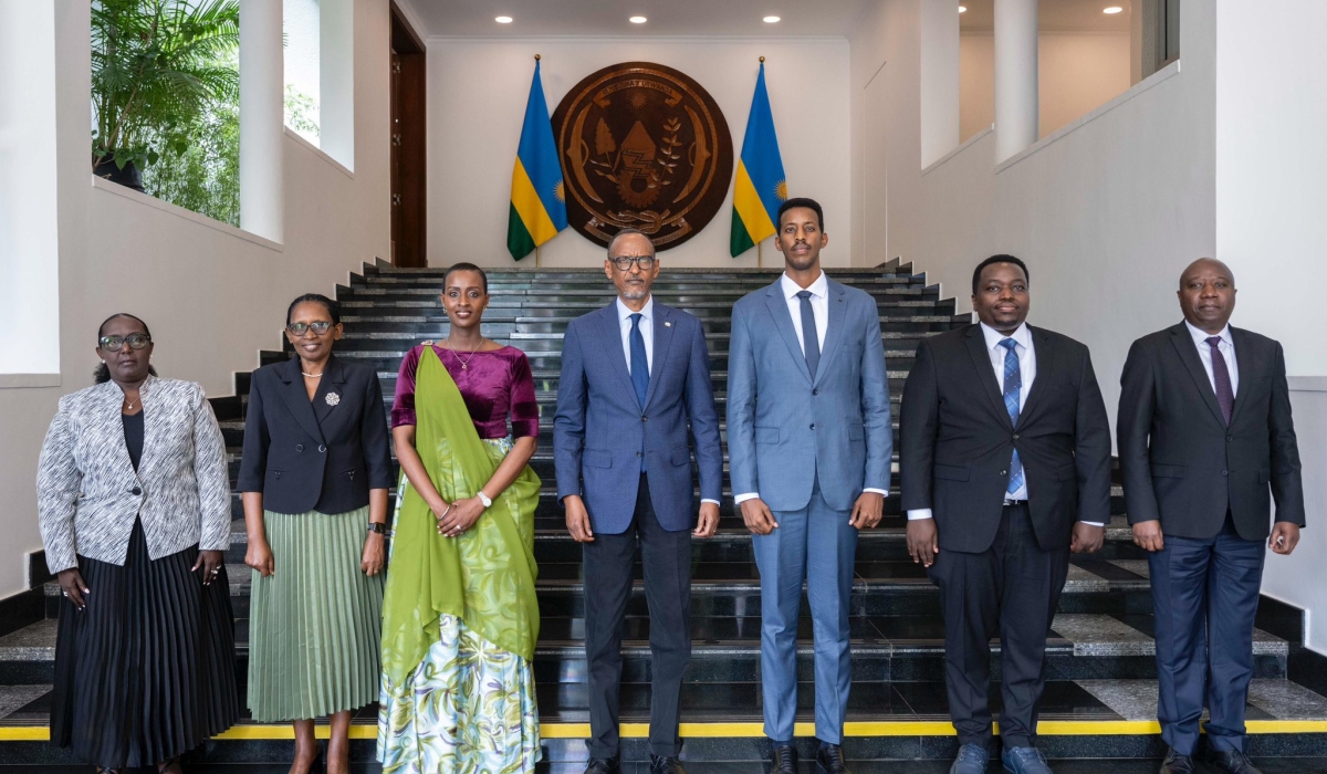 President Paul Kagame and top Goverment officials pose for a photo with the newly appointed officials at the swearing in ceremony on Monday, December 23. Photo by Village Urugwiro