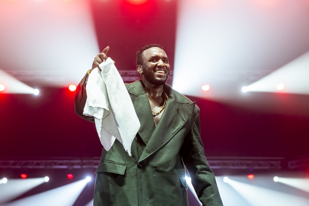 Ni Forever hitmaker smiling as his fans cheered on him during the show.