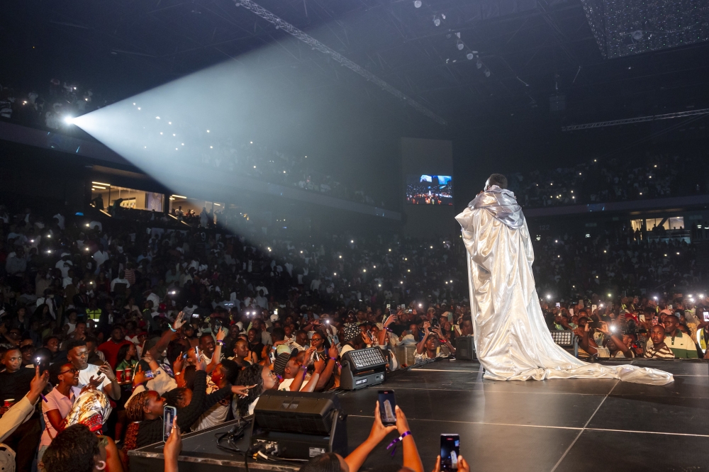 The show headliner The Ben arrives on the stage.
