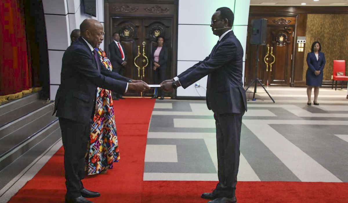 High Commissioner Emmanuel Hategeka presents his Letters of Commission to President Nangolo Mbumba, as Rwanda’s non-resident High Commissioner to Namibia, based in Pretoria, South Africa.