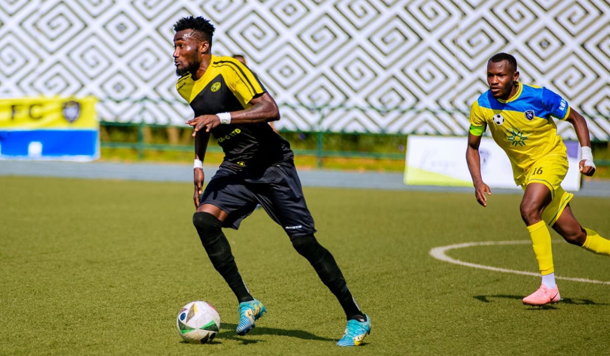 Boateng leaves Amagaju skipper Narcisse Masudi behind as Mukura defeats Amagaju-courtesy