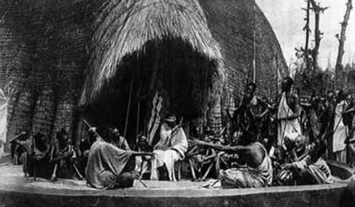 Rwandan oral history recounts that during and after the reign of Kizira, the father of Muntu, the population of Mazinga (now part of Akagera National Park) suffered catastrophic floods and disease outbreaks. 