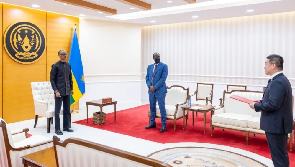 Amb. Wang presented his credential to H.E. President Paul Kagame.