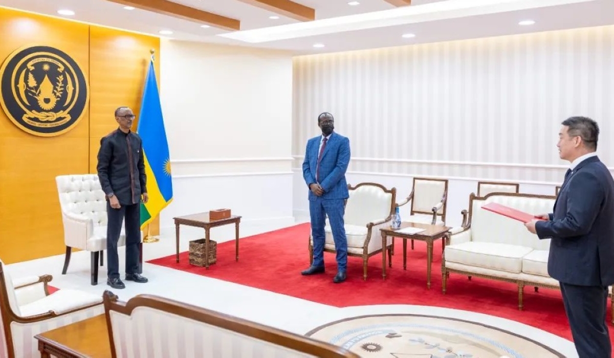 Amb. Wang presented his credential to H.E. President Paul Kagame.