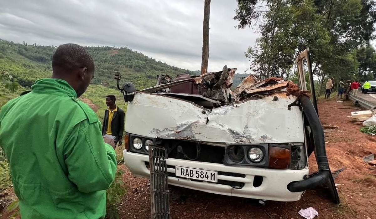 A driver died while 22 passengers were injured on Tuesday, April 8, when a minibus hit crash barriers in Huye District.