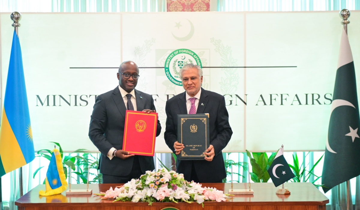 Minister for Foreign Affairs and International Cooperation of Rwanda, Olivier Nduhungirehe and  Pakistan’s Deputy Prime Minister and Foreign Minister, Muhammad Ishaq Dar during a joint press briefing on Monday April 21. Courtesy.