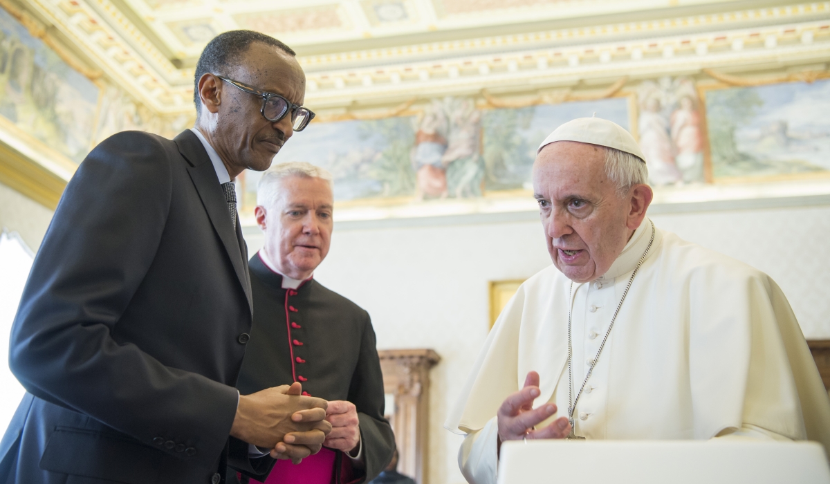President Kagame meets with His Holiness Pope Francis  Vatican City, on March 20, 2017. Photo by Village Urugwiro