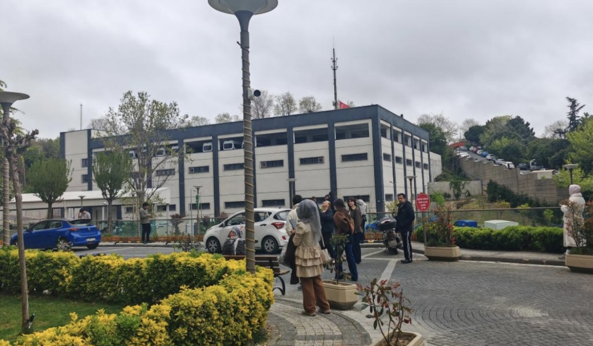 This photo taken with a mobile phone shows people fleeing to a street after an earthquake in Istanbul, Türkiye, April 23, 2025. A 6.2-magnitude earthquake struck the Marmara Sea off Türkiye&#039;s largest city, Istanbul, on Wednesday, the authorities announced. (Xinhua/Liu Lei)