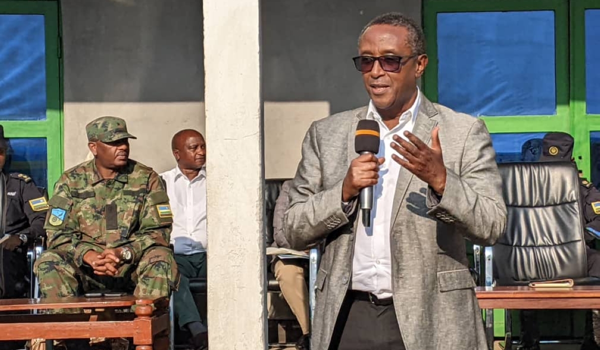 The Minister of Interior, Dr Vincent Biruta addresses residents near DR Congo- Rwanda border in Rubavu. Photos by Germain Nsanzimana