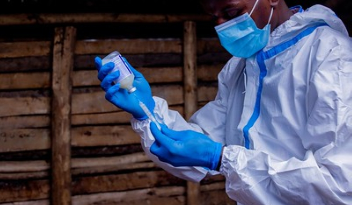 A veterinarian inspects a vaccination dose of swine erysipelas in Kivumu Sector, Rutsiro District. Photos by Germain Nsanzimana.