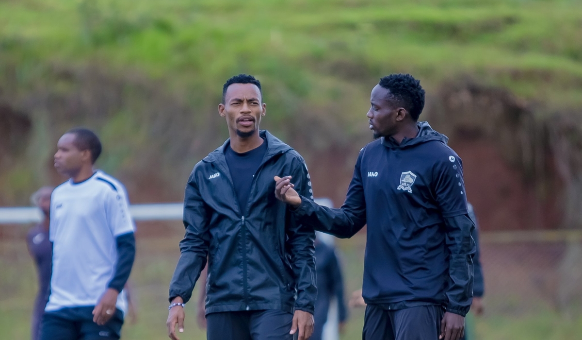 APR FC skipper Claude Niyomugabo (L) has said the Rwanda Premier League title is only APR&#039;s to lose-courtesy