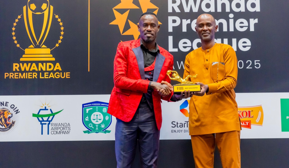 Mukura VS skipper Nicolas Sebwato(L) receives his best goalkeeper of the year award from Rwandan goalkeeper Eugene Eric Murangwa-courtesy