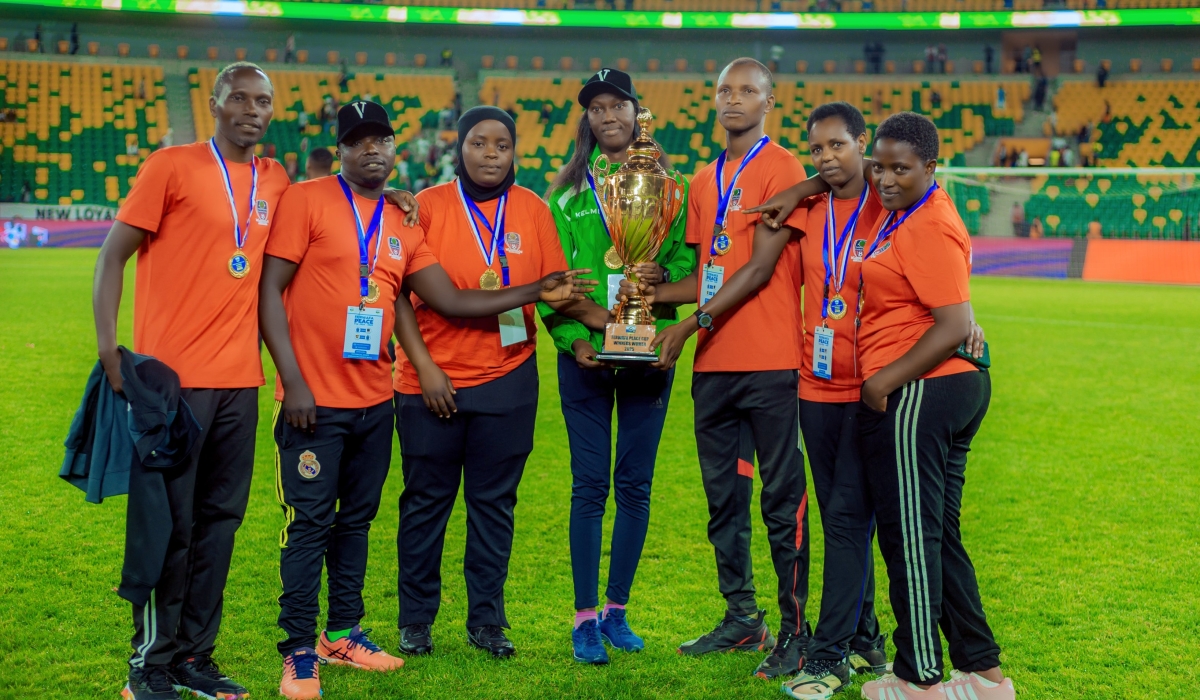 Niyoyita celebrate the Peace Cup, her only trophy in her coaching career with Indahangarwa WFC