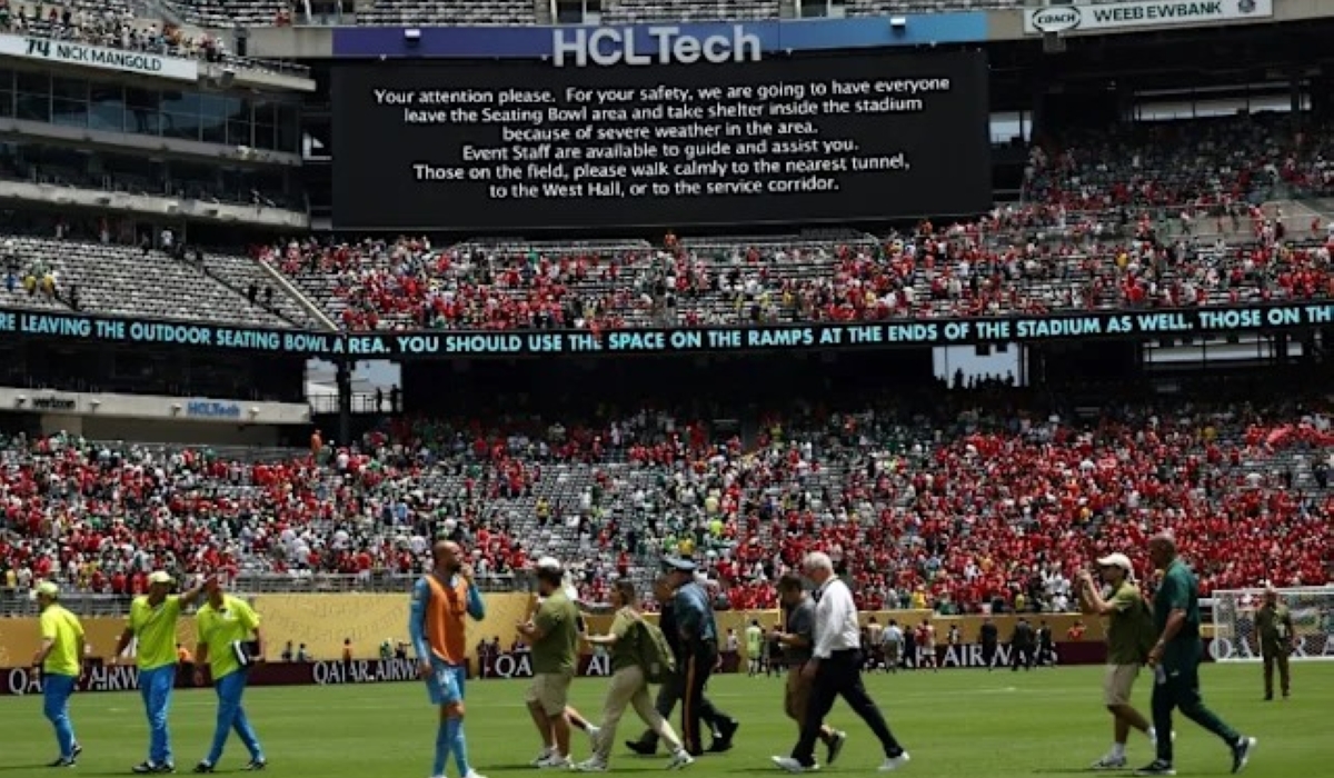 Photo: The game between Al Ahly and Palmeiras was suspended in the 66th minute because of bad weather. (Photo credit Franck Fife)