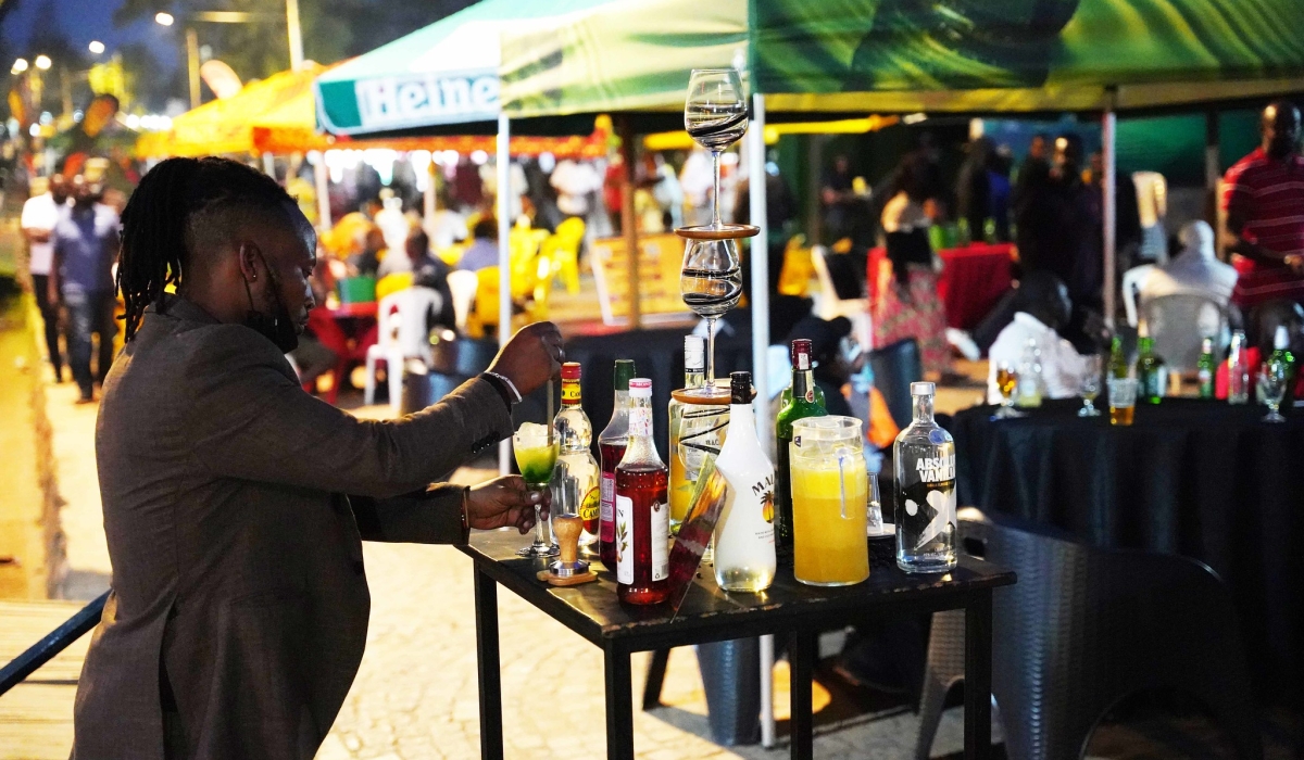 Regarding operating hours, the measures include that bars, restaurants, nightclubs, and liquor stores must close by 100 a.m. from Monday to Friday, and by 200 a.m. on Saturdays and Sundays.