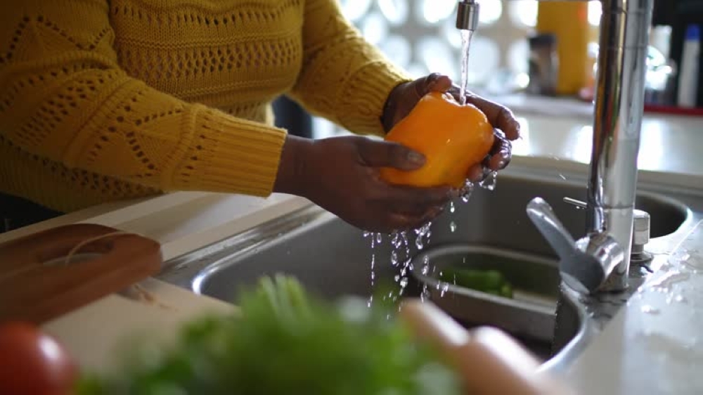 Washing fruits and vegetables does not remove all pesticides, according to scientists.