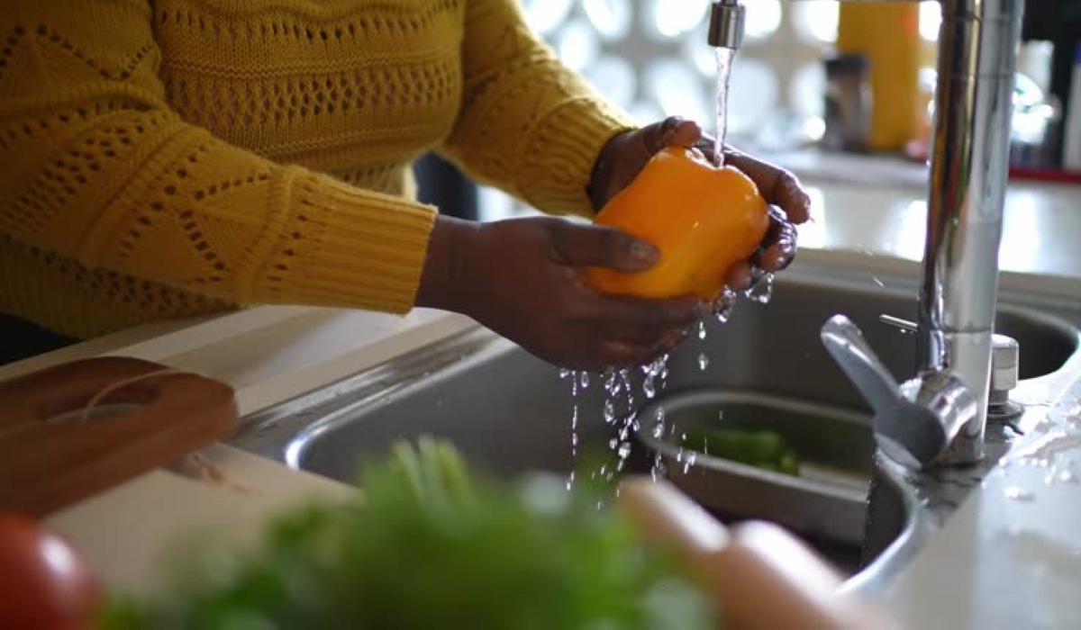 Washing fruits and vegetables does not remove all pesticides, according to scientists.