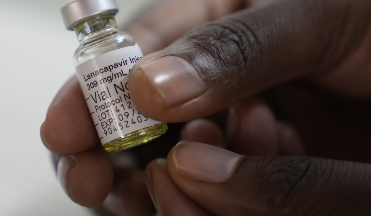 A pharmacist holds a vial of lenacapavir , at the Desmond Tutu Health Foundation&#039;s Masiphumelele
Research Site, in Cape Town, South Africa. Gilead Sciences and the Global Fund, under the ‘Global Fund
partnership’, recently made a deal to supply Lenacapavir at ‘no profit’ to countries supported by the fund,
including Rwanda. Photo: Internet.