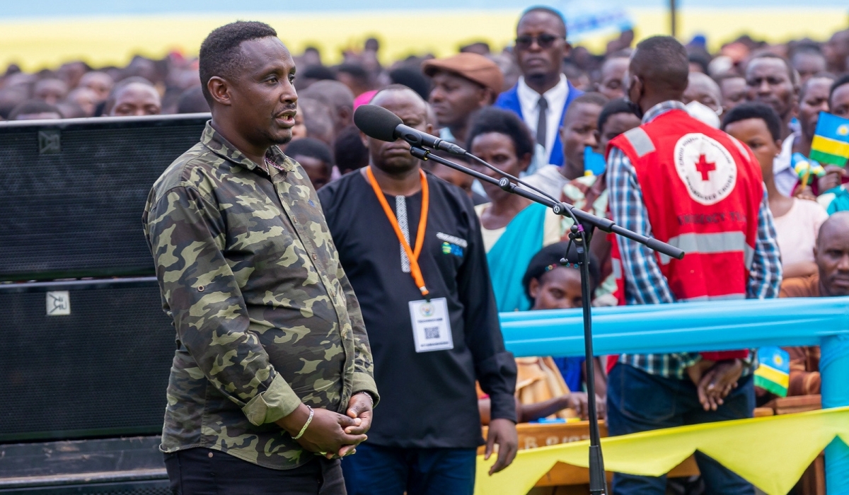Muhizi presents his grievance to President Kagame in 2022 during a citizen outreach. Courtesy