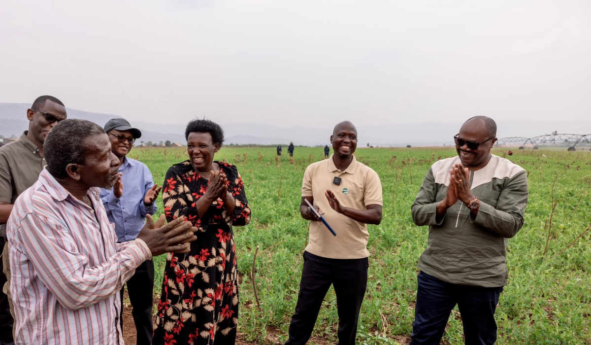 Prime Minister Justin Nsengiyumva (R) engages with cheerful farmers at Nasho solar-powered irrigation scheme in Kirehe District, Eastern Province, as he tours the initiative building farmers’ resilience to drought, on August 8, 2025 (courtesy)