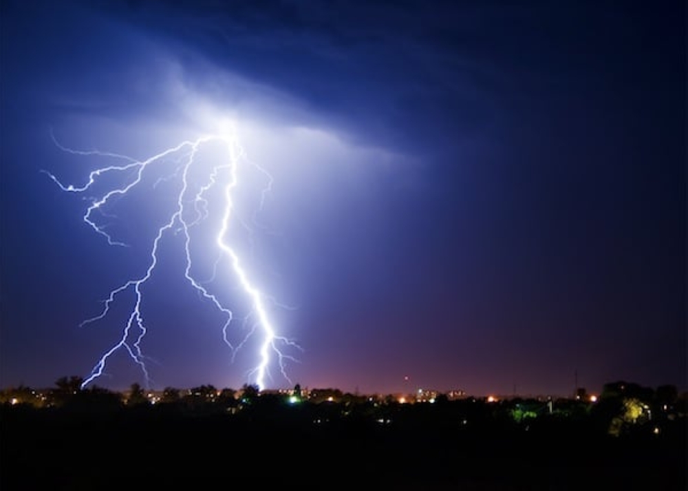 Lightning strikes killed three people and left nine others with injuries during the night of Sunday, August 17-18