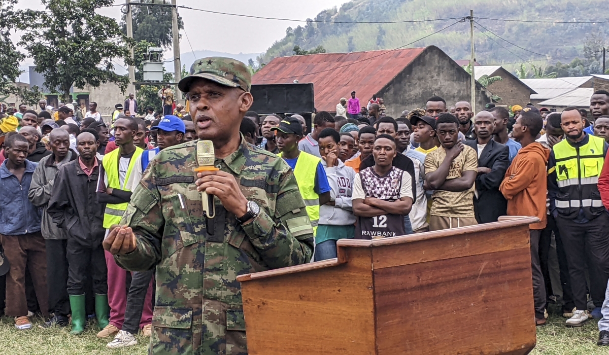 Major General Eugene Nkubito, Commander of the 3rd Division in Western Province speaking during the meeting in Cyanzarwe Sector. Photos by Germain Nsanzimana