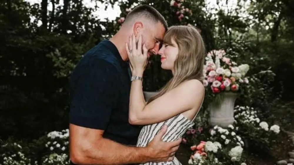 American pop star  Taylor Swift and Travis Kelce are engaged