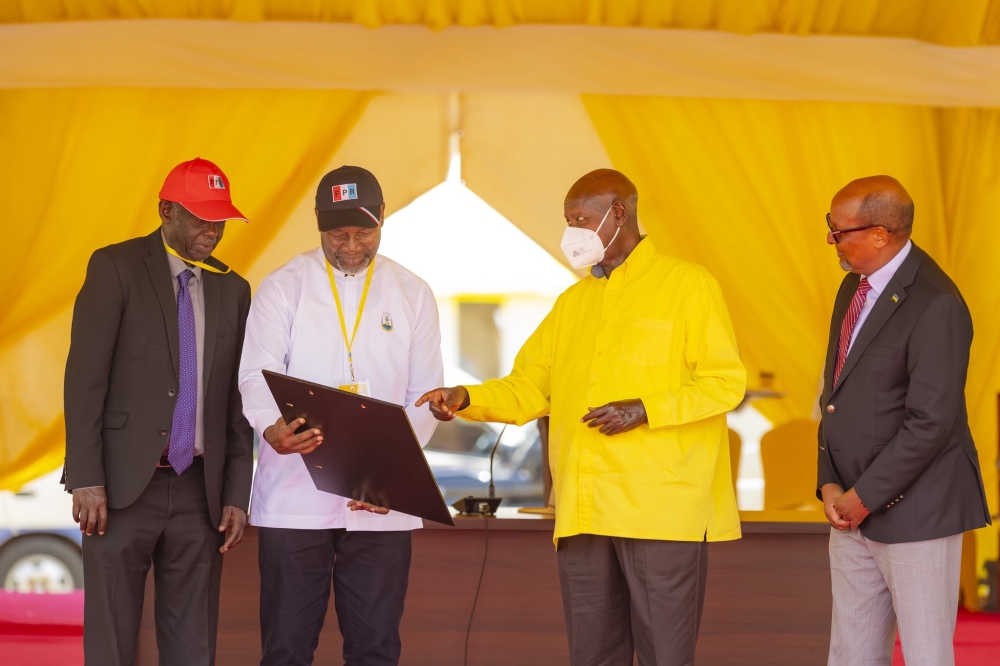 President of Uganda Yoweli Kaguta Museveni interacts with Rwanda Patriotic Front (RPF) Secretary General, Wellars Gasamagera in Kampala on Thursday, August 28. Courtesy