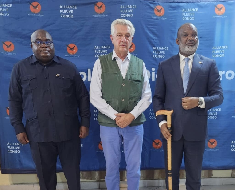 Grandi (centre) poses for a picture with M23&#039;s Bisimwa (left) and Nangaa during their meeting on Friday.