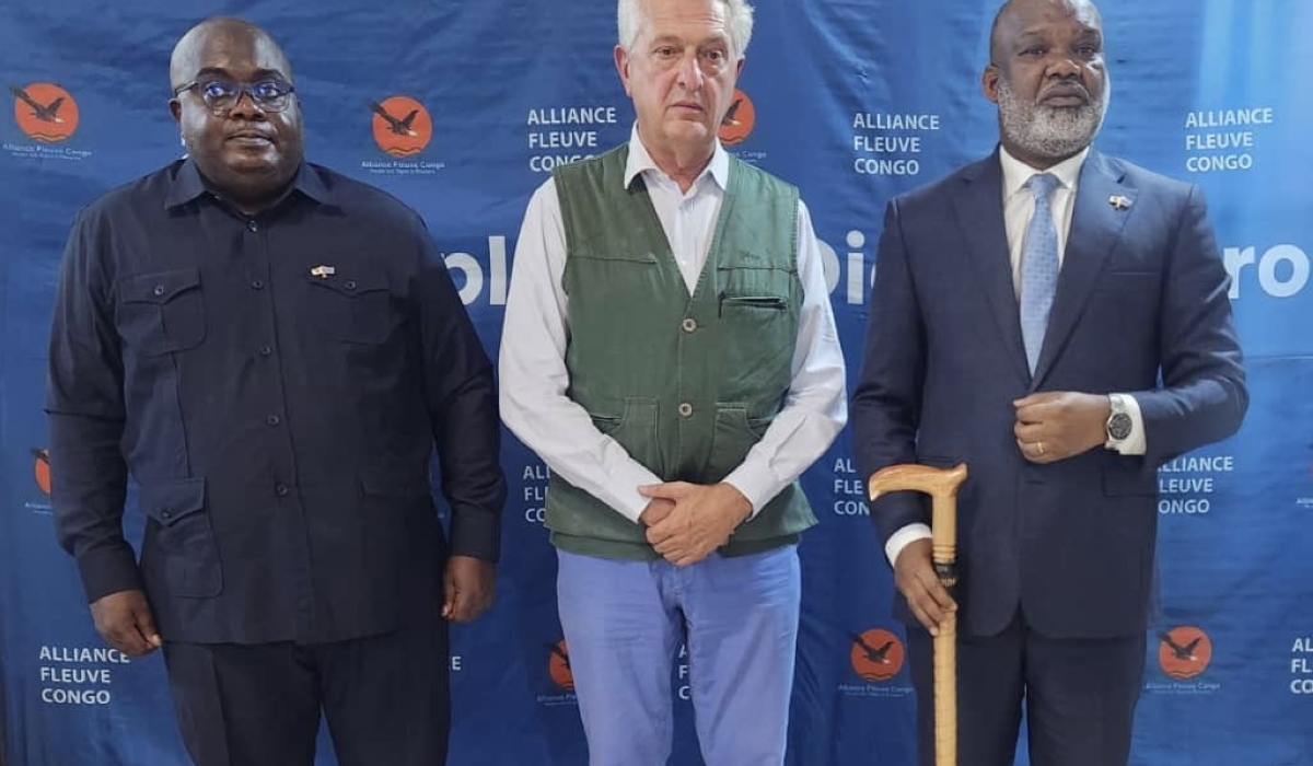 Grandi (centre) poses for a picture with M23&#039;s Bisimwa (left) and Nangaa during their meeting on Friday.