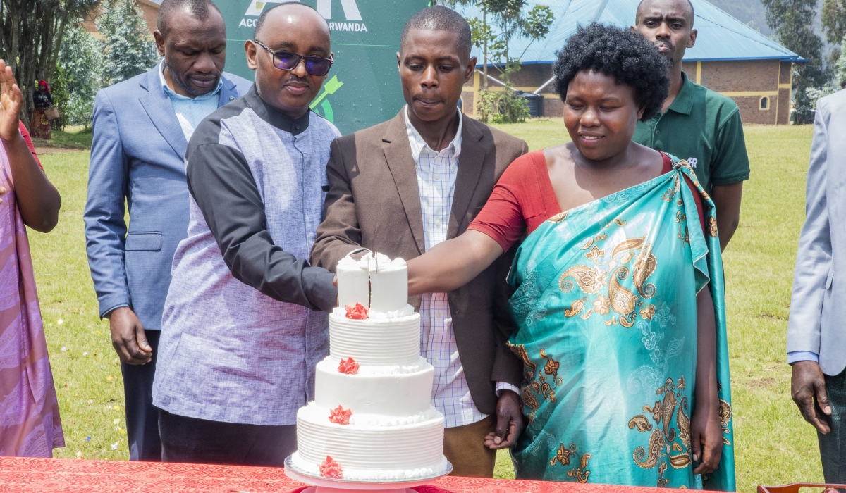 Officials and beneficiaries cut a cake in celebration of the achieved goals through  &#039;Wisigara Mugore&#039; programme’s 15-week Journey of Transformation (JoT) curriculum. All photos by Craish BAHIZI