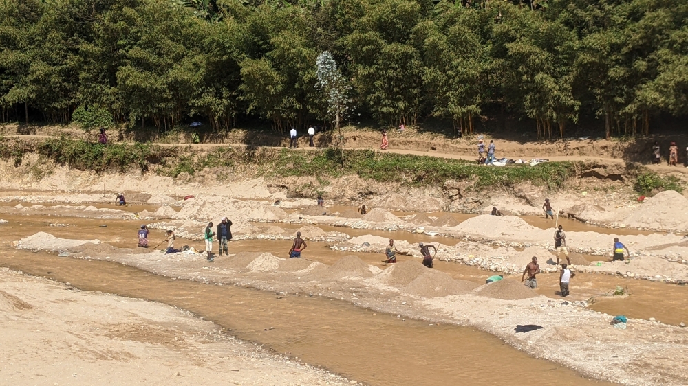 Miners dig for sand in Satinsyi River in Kageyo Sector, Ngororero District. Photo by Germain Nsanzimana